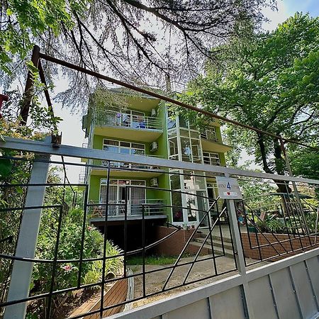 Green Hotel Уреки Екстериор снимка