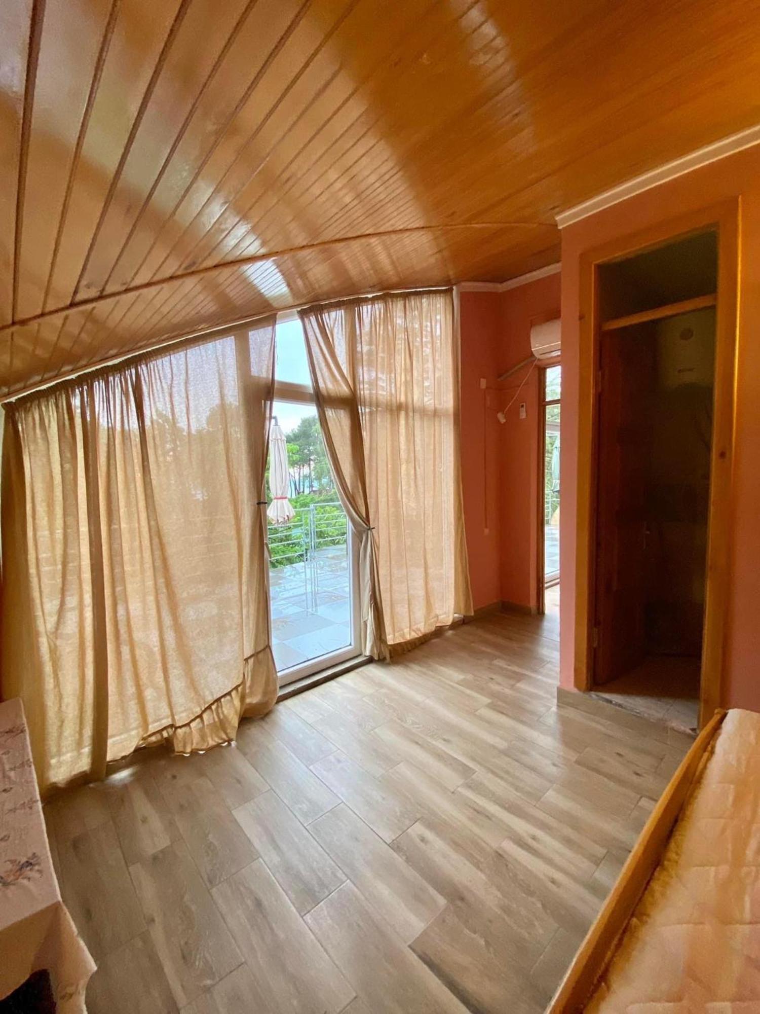 Green Hotel Уреки Екстериор снимка